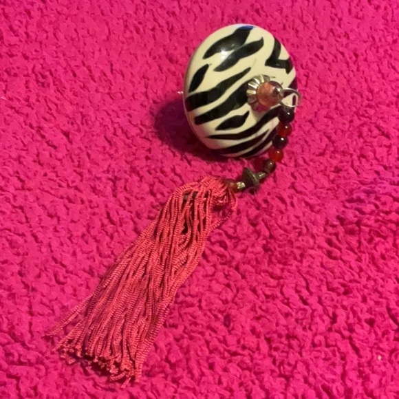VTG ART DECO CERAMIC ZEBRA DOOR/DRAWER KNOB-black/white with a pink tassle - Picture 1 of 4
